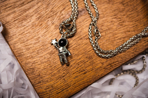 Collares Magnéticos de Astronautas